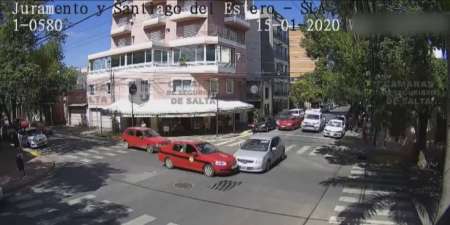 ¡Cuidado en las esquinas! Impactante choque entre un taxi y un auto particular