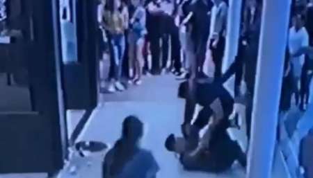 VIDEO Verano violento: La feroz agresión de un turista a un mozo en Pinamar