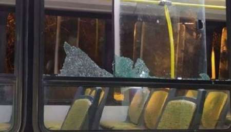 Anoche apedrearon a otro colectivo de Saeta en Solidaridad