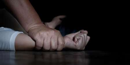 Plomero fue a arreglarle el baño en el día de su cumple: la ahorcó, ató a la cama y violó