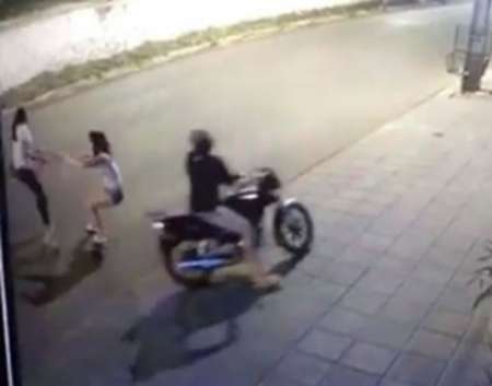 Motochorras arrebataron un celular y fueron detenidas cerca del río Arenales