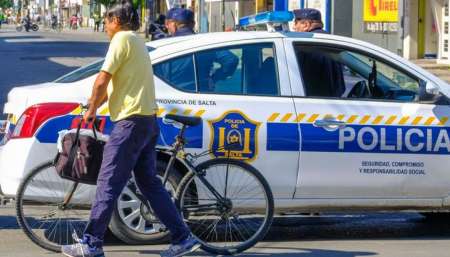 Balean desde un auto a un peatón