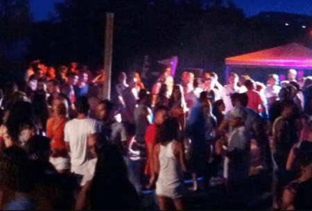 Más apretados que lata de sardinas: una fiesta clandestina casi hizo explotar una casa