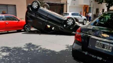 Una camioneta protagonizó un espectacular vuelco en el centro salteño