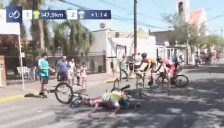 VIDEO Un perro provocó un aparatoso accidente en la Clásica Vuelta de San Juan