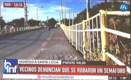 Un semáforo en B° Santa Lucía desapareció, vecinos creen que fue robado