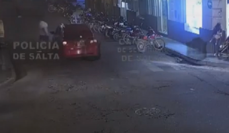 Un taxista se llevó puesto a un joven en pleno centro