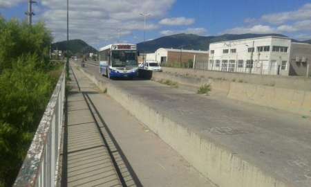 Casi matan a un changuito para robarle la bici en Av. Tavella: "Lo apuraron con un cuchillo"