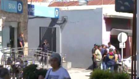 Robo, tiroteo y muerte en una sucursal del Banco Nación en Isidro Casanova