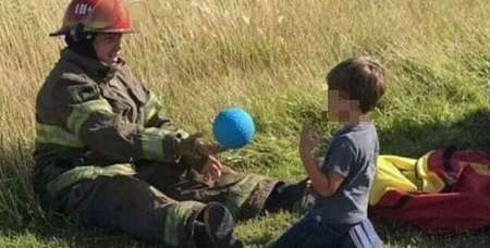 La conmovedora imagen de bomberos que juegan con un nene tras violento accidente