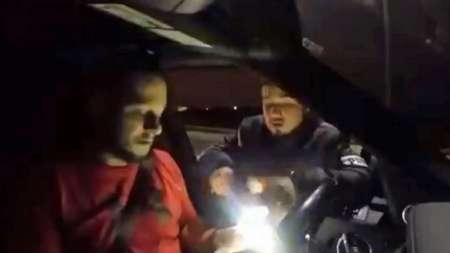 VIDEO: Miembros de un cártel cobran 1.000 dólares como cuota de "seguridad" a una familia que llega a México desde EE.UU.