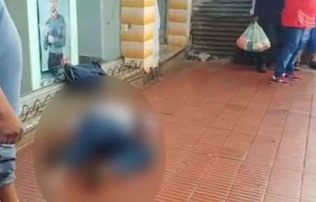 [VIDEO] Salteño cayó muerto en pleno centro y todos se pusieron a filmar