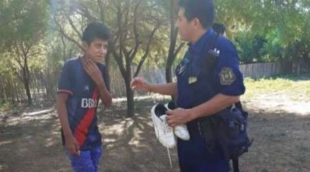 Un gran gesto: Regaló sus zapatillas a un nene que caminaba con unas ojotas rotas en el Norte