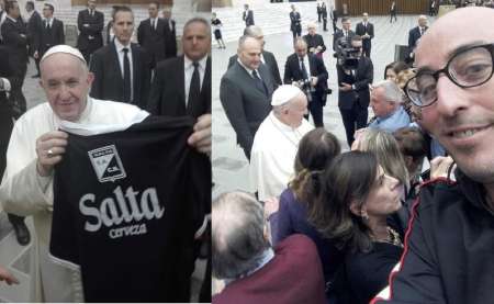 Video: El Papa Francisco recibió la camiseta de Central Norte de la mano de un salteño