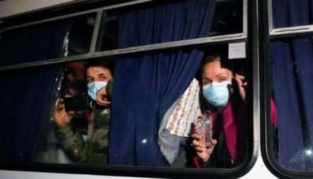 Coronavirus: apedrearon al ómnibus con evacuados de Wuhan en el que viajan argentinos