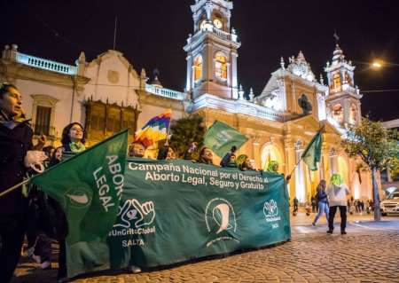 Diputadas amenazan con quemar la catedral si no se aprueba el aborto legal