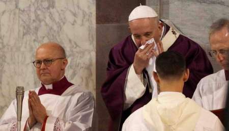 En medio del brote en Italia, el Papa suspendió una visita por una enfermedad leve