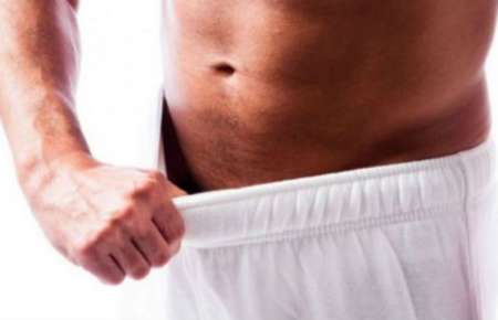 Gigoló aseguró su pene en un "palo" verde