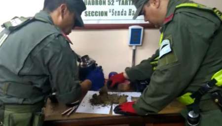 Viajaba en colectivo y llevaba casi un kilo de marihuana en su equipo “matero”