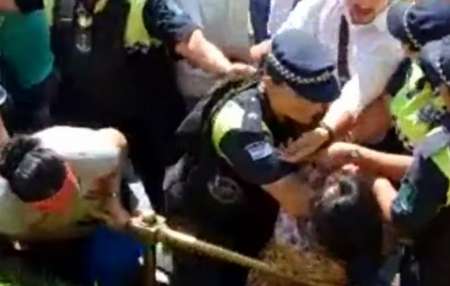 Paro docente: Policías reprimieron a mujeres que intentaron encadenarse en Tucumán