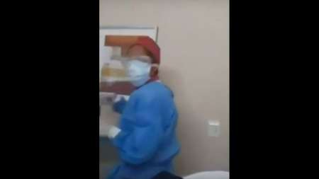 El argentino con coronavirus se filmó en el hospital: pidió sushi