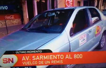 Un remis perdió el control y volcó en pleno centro, una pasajera lesionada