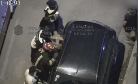 Video: cerró el auto y dejó adentro las llaves y a su bebé