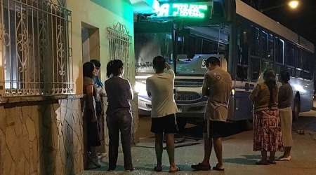 Un Saeta se incrustó en una casa y mandó a cinco personas al hospital