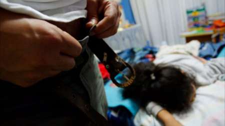 Chacal abusó de sus dos hijas durante años y embarazó a una de ellas