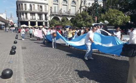 Docentes autoconvocados marchan por las calles de Salta: rechazan el aumento del 30%