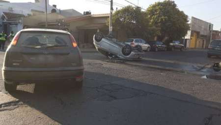 Impactante vuelco de un vehículo en el macrocentro salteño