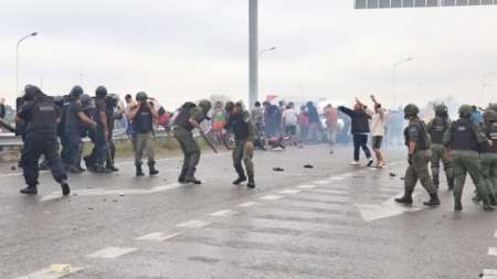 Camión traía carne a Salta y volcó: una multitud intentó apoderarse de la carga