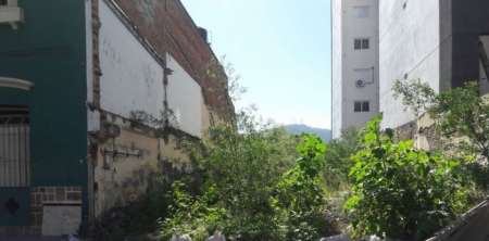Un baldío, entre un edificio y un colegio, trae muchos dolores de cabeza