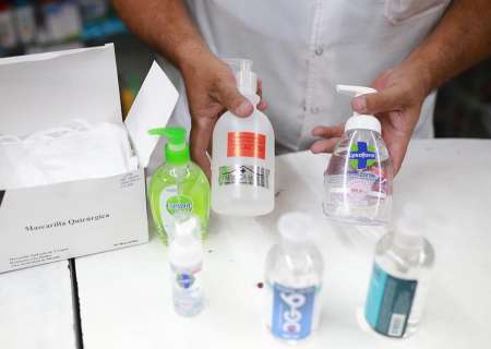 El Gobierno ordenó bajar el precio del alcohol en gel y mantener su valor por 3 meses