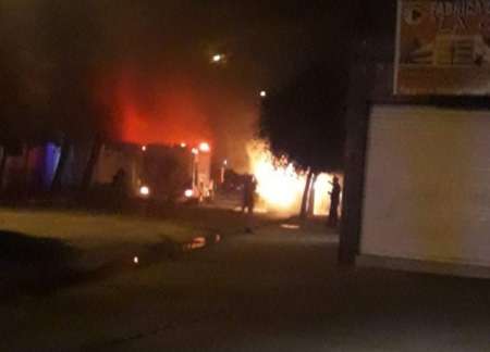 Pánico en la madrugada en el macrocentro de Salta: incendiaron una camioneta