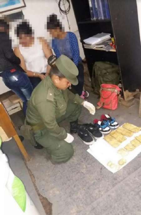 Tres mujeres llevaban cocaína en sus zapatillas, en Salta