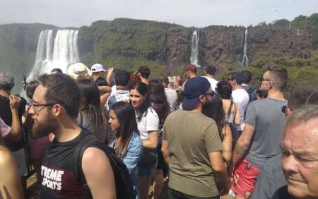 Las cataratas del Iguazú estallaron de turistas pese a la pandemia