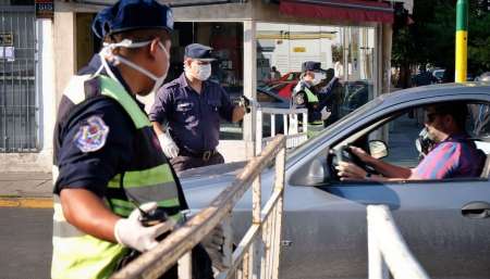 Las dos caras de la ciudad: Control policial en el microcentro y Cofruthos repleto de gente