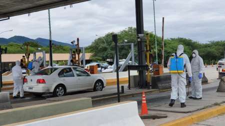 Coronavirus en Salta: desinfectan los autos que ingresan a la ciudad