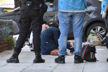 Caminaba por la calle con su hijo, lo detuvieron por no cumplir la cuarentena y el niño denunció que lo estaba abusando