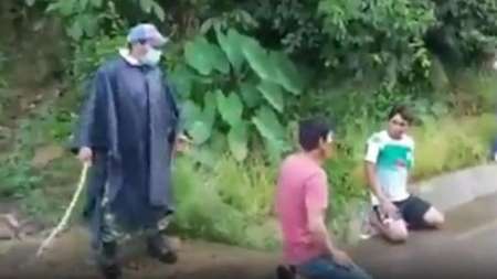 Así “fajaron” a dos bolivianos que no cumplieron con la cuarentena