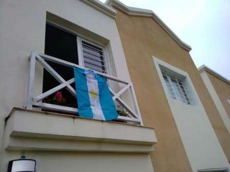 Los salteños conmemoran el 195 aniversario de la Policía, con banderas en las casas