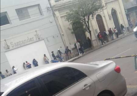 Salta: jubilados hicieron cola desde la medianoche para sacar plata del cajero