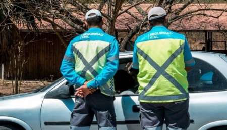 Rompieron la cuarentena para ir a comer un asado y llevaban a los hijos en el baúl