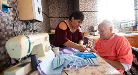 Unas 30 mujeres montaron talleres en sus casas para hacer barbijos