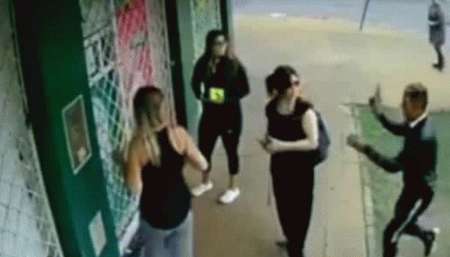 VIDEO Esperaban ser atendidos en una farmacia y fueron asaltados en plena cuarentena