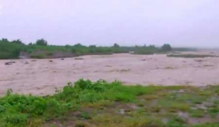 El río Vaqueros creció de una manera "monstruosa" por la lluvia y hay preocupación