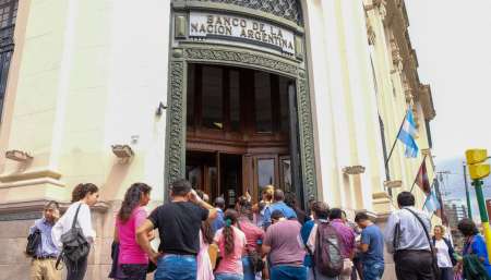 Los bancos abrirán el sábado y el domingo para pagar jubilaciones tras el caos de gente