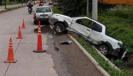 Una camioneta derrapó, chocó contra un semáforo y terminó adentro de un canal
