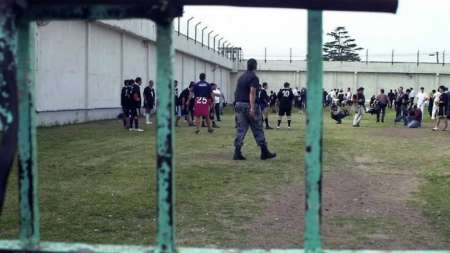 Para hacer lugar en las cárceles, el Gobierno busca la prisión domiciliaria a más de 600 presos federales